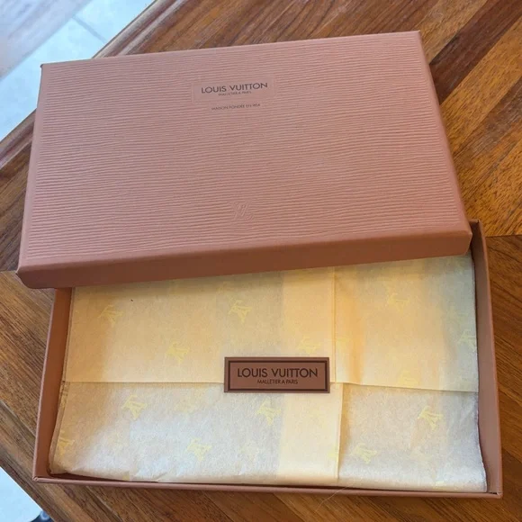 Louis Vuitton Beige Textured Box - Picture 2 of 3